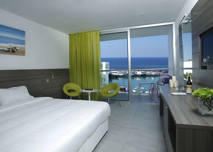 فندق Limanaki & 4*